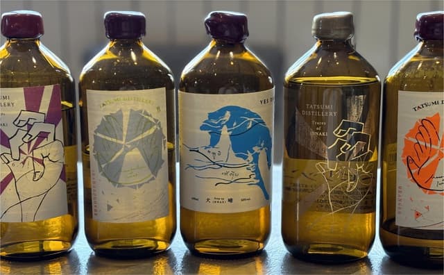 ジンのボトルが5本並んでいる写真。すべて辰巳蒸溜所のジン。
